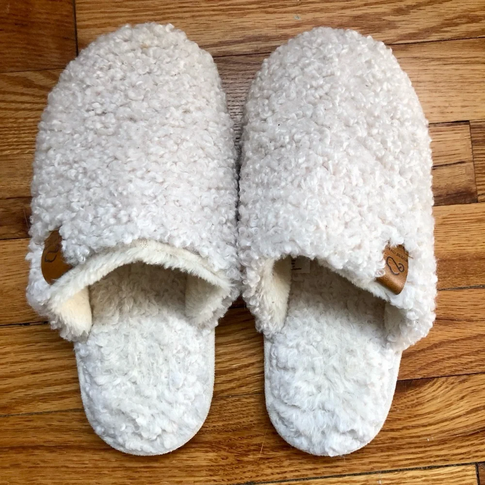 **LIKE NEW** White EverFoams Women’s Slippers - Picture 3 of 4